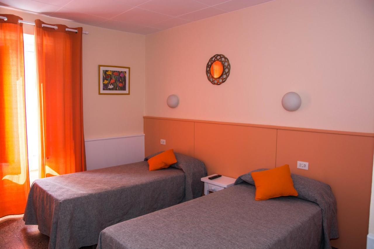 Hostal Emporda Castello  D'Empuries Exterior photo